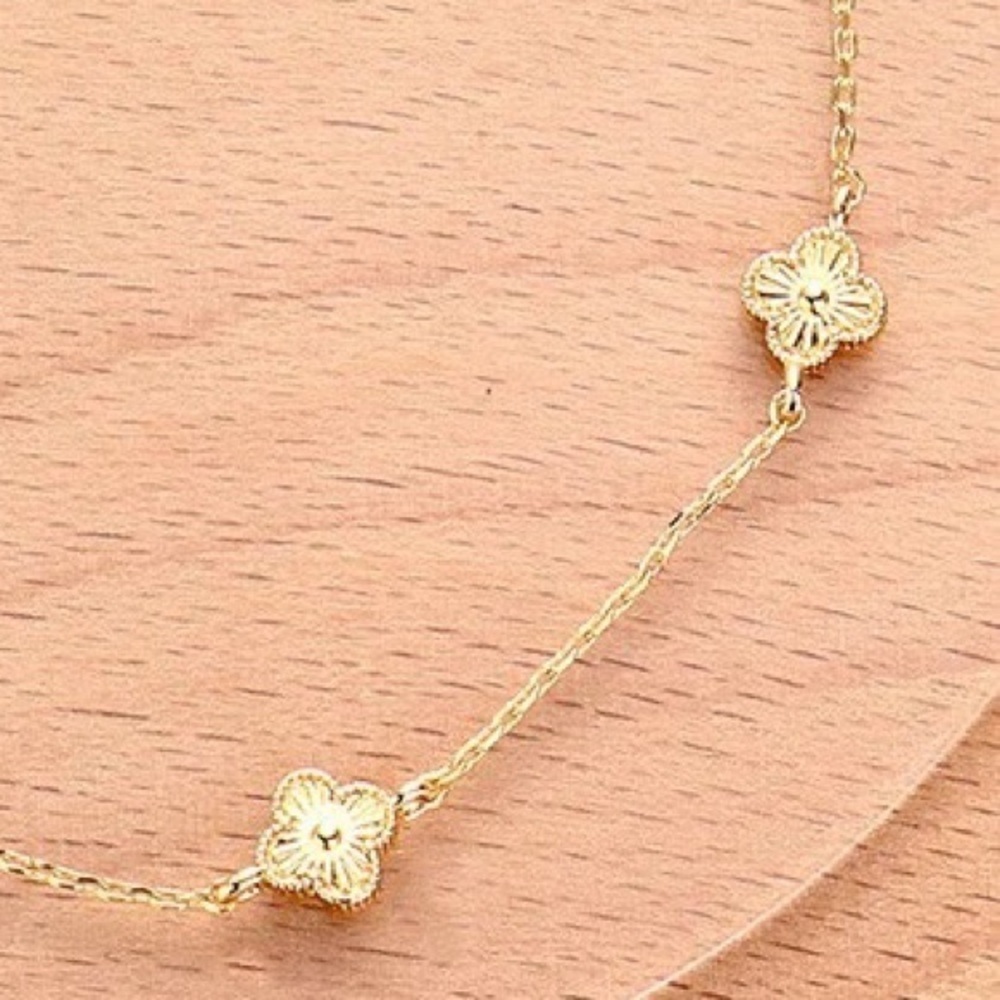 Mini Gold Clover Necklace (7100) - Picture 6 of 6